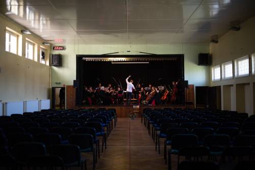 Zdjęcie przedstawia próbę koncertu w widoku z końca sali.
